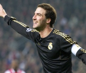 开云体育-绿茵场上的情绪交响曲，当拜仁场边指挥与莫德里奇的水瓶共谱竞技悲欢，指挥棒与水瓶共奏绿茵交响