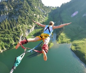 kaiyun入口-绿茵场上的祈祷，当姆巴佩倒下时，足球展现了它的另一面，当足球脱下战袍，姆巴佩倒下的瞬间与绿茵场上的祈祷
