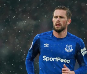 官方娱乐平台-杜兰特西班牙战演绎锁链防守，赛场转型引热议，杜兰特西班牙赛场锁链防守焕发新光芒，角色转型引热议